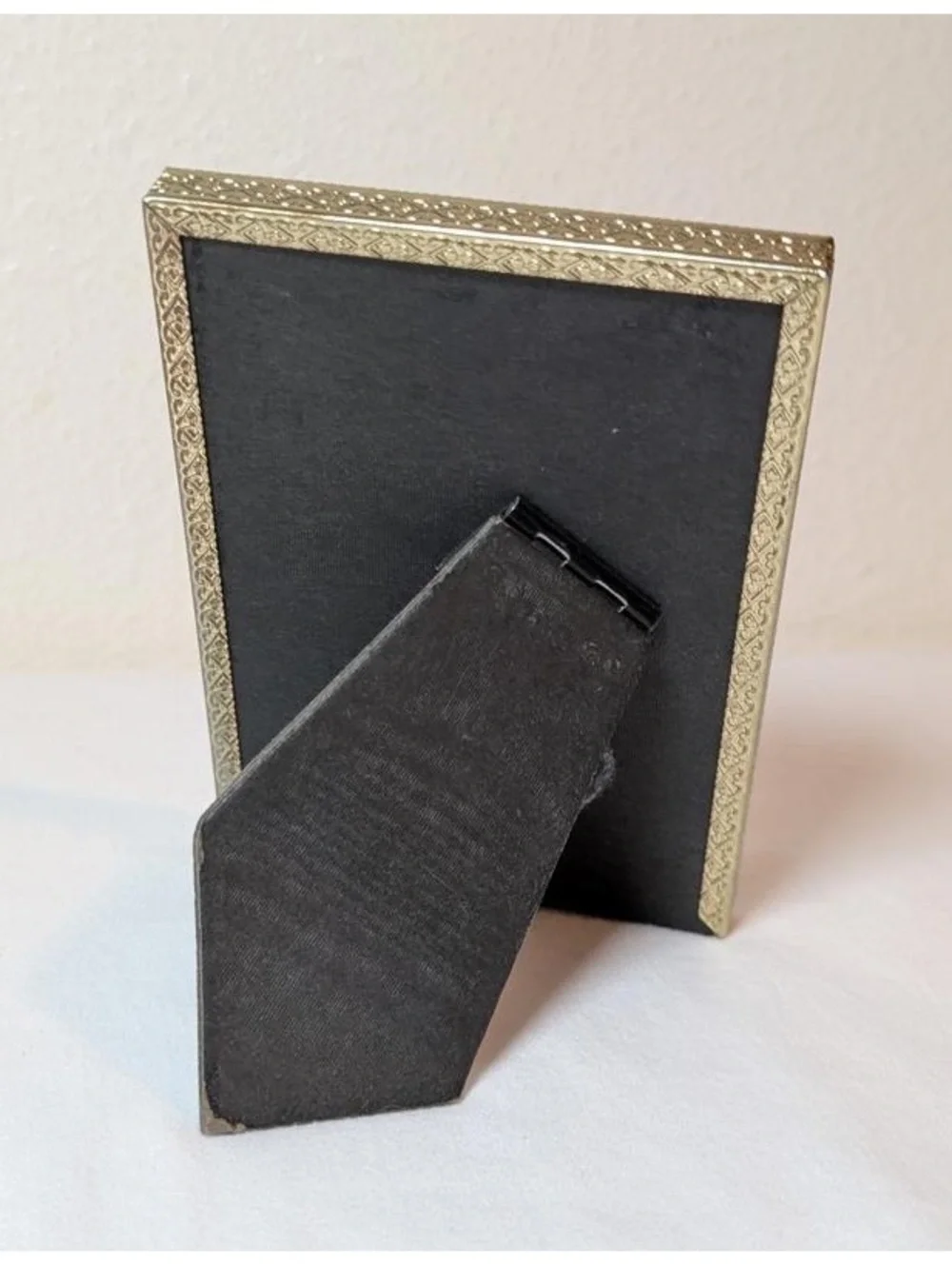 Vintage Gold Small 3.5x5 Inch Decorative Metal Picture Frame with Stand